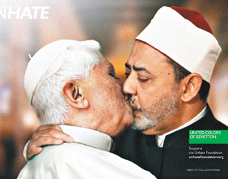 因教廷抗議，斑尼頓撤掉教宗(左)和埃及伊斯蘭教長接吻的廣告。.jpg