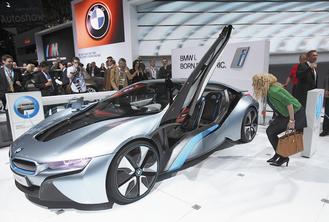 全球車廠競相推出油電車，圖為BMW i8油電車。