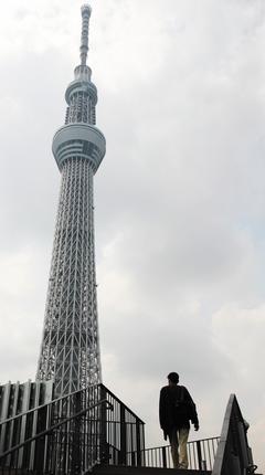 東武鐵道投資興建的世界第一高塔東京天空樹定22日開幕,象徵著日本鐵路業者為因應高齡化社會,轉而利用旗下不動產開設購物中心、商辦或觀光景點,另闢財源。 東武鐵道投資興建的世界第一高塔東京天空樹定22日開幕,象徵著日本鐵路業者為因應高齡化社會,轉而利用旗下不動產開設購物中心、商辦或觀光景點,另闢財源。