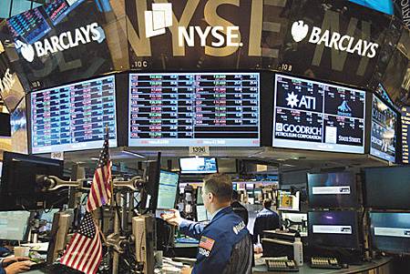 分析師預期下半年美股漲勢可望延續，但須留意四大因素，包括企業財報、美國11月大選、美國「財政懸崖」問題，與央行是否採取救市行動。