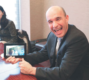 RIM共同執行長巴希里16日再度對蘋果發動口水戰，表示RIM 的平板電腦比iPad「快三到四倍」。 路透.jpg