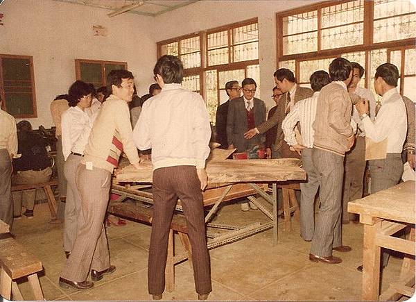 長官視察雕刻現場