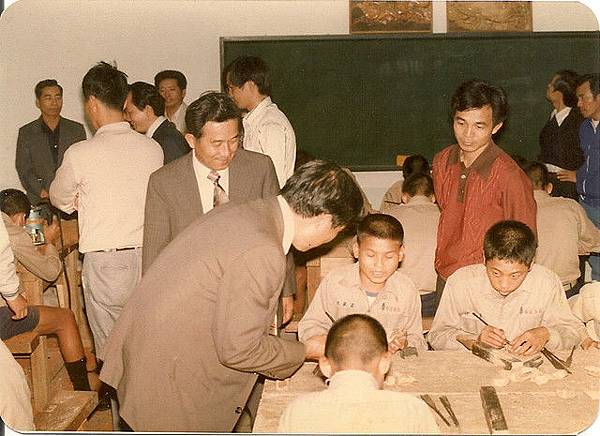 長官視察雕刻現場