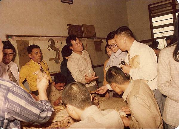 長官視察雕刻現場