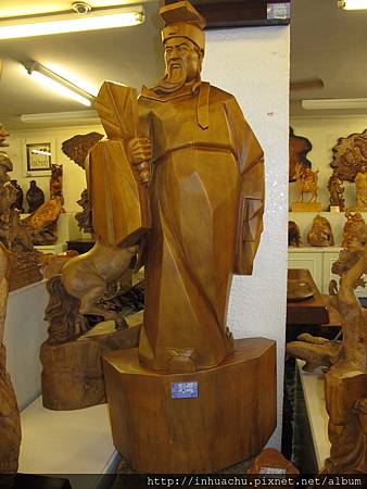 樟木一刀雕關公中華館.JPG