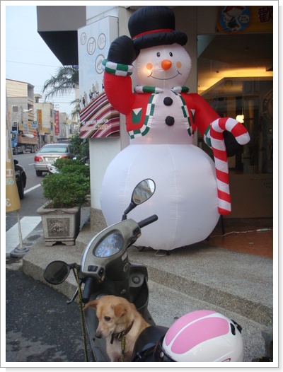 跟三皇三家的雪人拍照