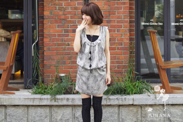 MIHARA Seoul Girl【SD44001】韓國 黑系滿滿花瓣豹紋圖騰U領雙口袋背心洋裝.jpg