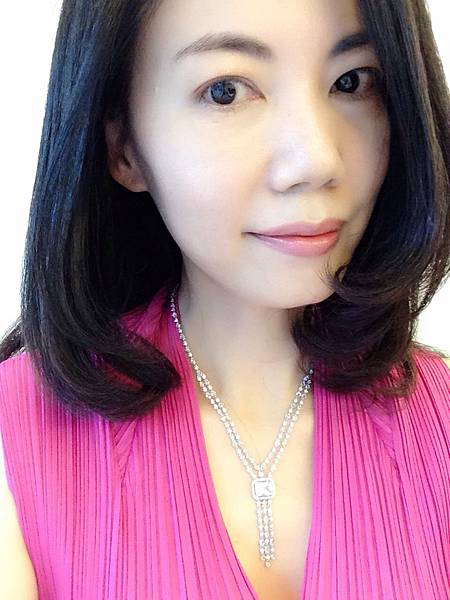 圖1 我和我設計的無色剛玉套鍊 圖1 我和我設計的無色剛玉套鍊