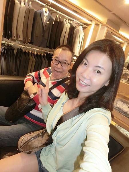 圖1 我和咪呢在DURBAN男裝店 圖1 我和咪呢在DURBAN男裝店