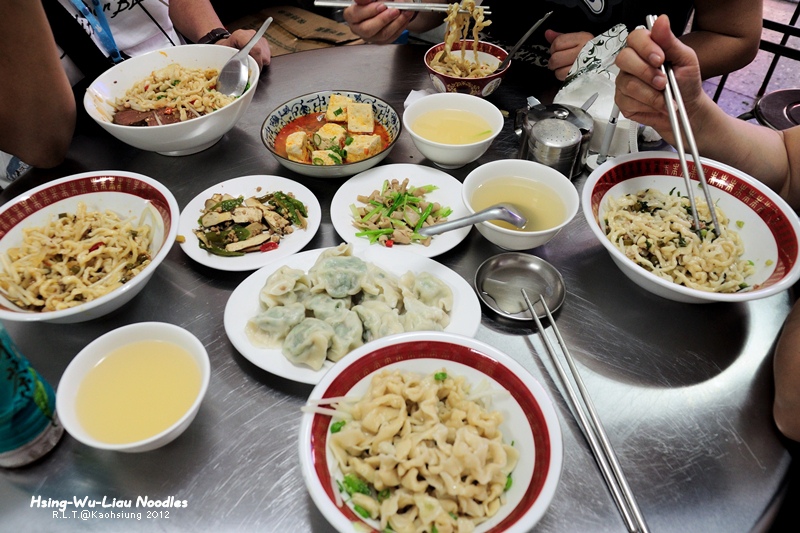 高雄-興武六麵攤-永定街高雄市政府後方美食-蔥花麵+蕃茄牛肉麵+雪菜+XO醬+鴛鴦麵 (17)