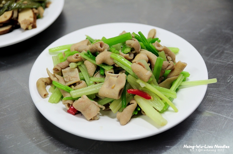 高雄-興武六麵攤-永定街高雄市政府後方美食-蔥花麵+蕃茄牛肉麵+雪菜+XO醬+鴛鴦麵