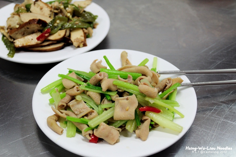 高雄-興武六麵攤-永定街高雄市政府後方美食-蔥花麵+蕃茄牛肉麵+雪菜+XO醬+鴛鴦麵 (3)