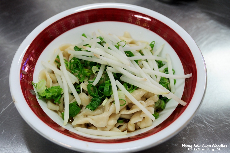 高雄-興武六麵攤-永定街高雄市政府後方美食-蔥花麵+蕃茄牛肉麵+雪菜+XO醬+鴛鴦麵 (11)