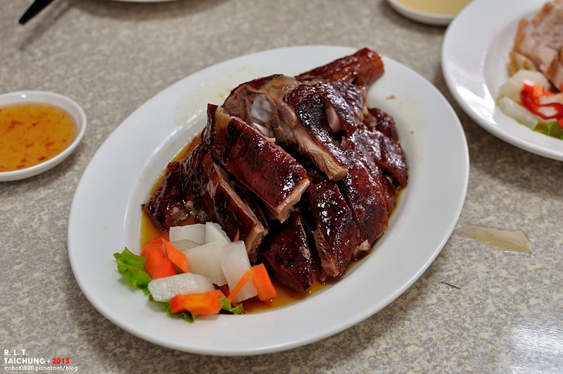 台中-東興路-燒鵝之家-最好吃的燒鵝-脆皮豬-金莎黃金豆腐-鵝油飯 (2)