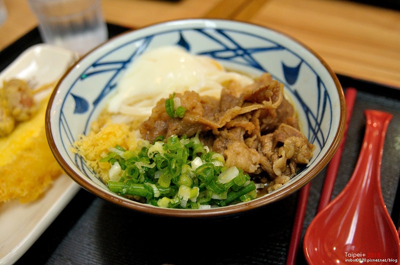 台北-日本丸龜製麵-烏龍麵-牛肉冷釜-明太子飯團 (2).JPG