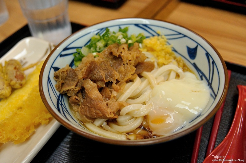 台北-日本丸龜製麵-烏龍麵-牛肉冷釜-明太子飯團 (3).JPG