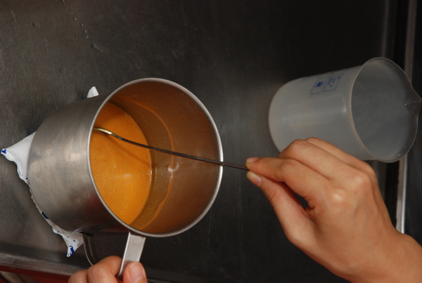 溫度過高,母乳嚴重變色>"< 溫度過高,母乳嚴重變色>"<