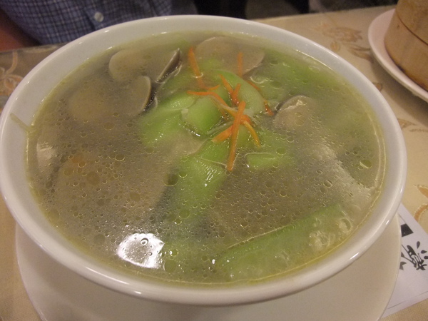 整碗的角瓜蛤利麵