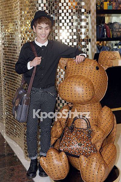 21557-shinee-key-reveals-chic-charm-with-black-style-at-mcm-renewal-open-eve