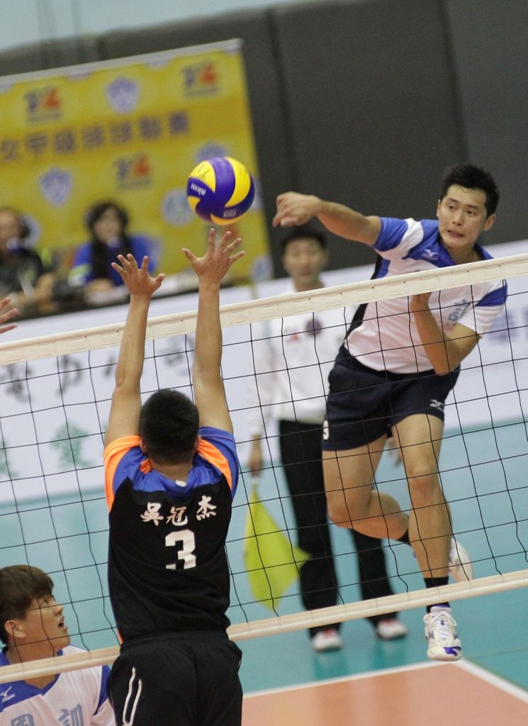 2015 TVL企業男女甲級排球聯賽_國訓蔡家豪(右)及黃建銘發揮強攻 新球季開紅盤