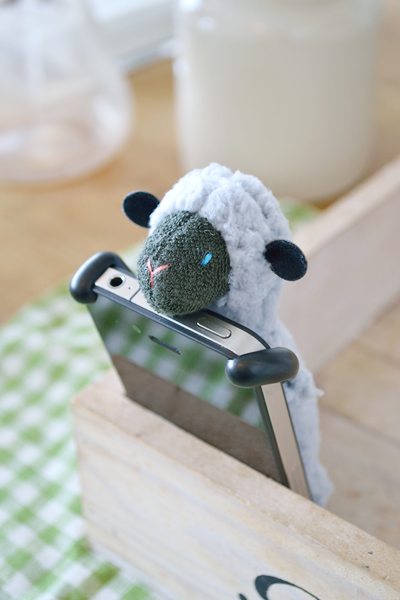 SHEEPY_LightGray_Front_with_iPhone
