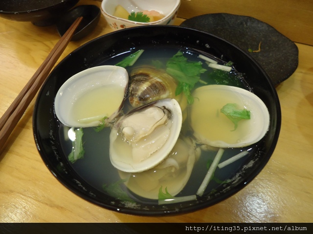 圖文圖文 位於西華飯店後面巷子內的一宗壽司店內雖只有20多個座位,小店想要魚材保持新鮮、少庫存,最好的方法就是選購小型魚,林宗宜認為,小魚比大魚的口感更棒。水針、小鯛魚、黃雞魚都是他近期常用的魚貨,不僅如此,他還開發潮間帶的魚,「先做成生魚片吃看看,如果味道不對再做成熟食。」總之,運氣好的話,便能在此吃到一些與眾不同的生魚片。 由於社區到店用餐的居民年紀偏長,因此林宗宜將原本偏甜的醋飯調整為偏鹹,口味稍重卻能降低客人使用醬油的習慣,也就降低了對鈉的攝取。 捲壽司也是店內的招牌,林宗宜認為捲壽司的搭配與力道