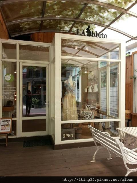 【台中】綠園道的法式優雅輕茶館~Labbito Café @ 35號的腳印 ...