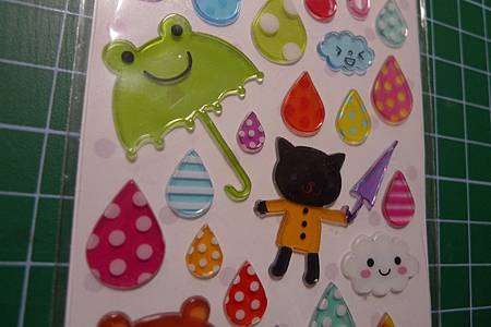 有可愛的動物雨傘和雨衣小黑貓