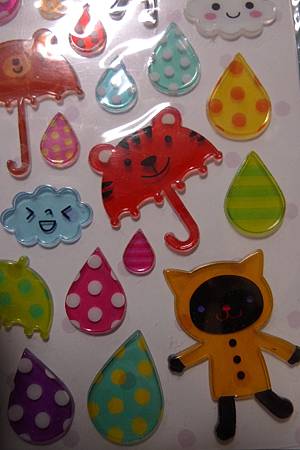 下雨要好好戴帽子啊！雨滴好鮮艷