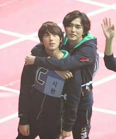 熹哲&時完抱抱 2