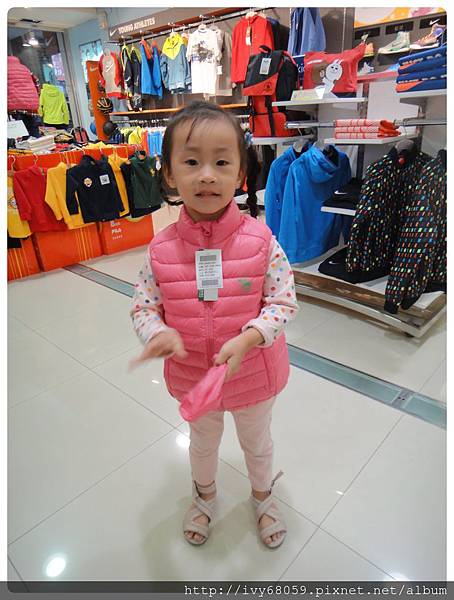 【服飾】小孩秋冬必備保暖亮采服飾~百事特童裝《Santa Barbara POLO輕羽絨背心》超柔軟輕質感,太好穿了。