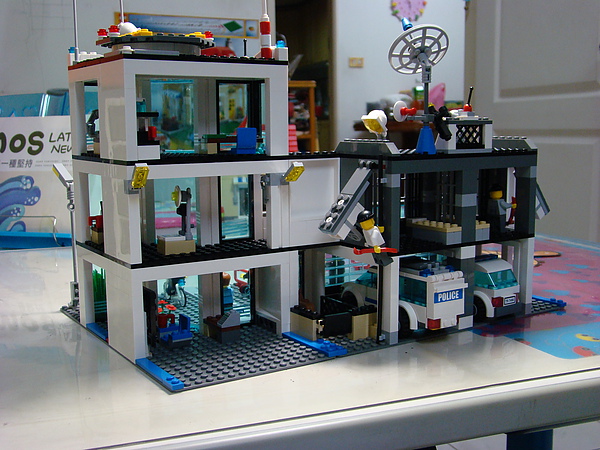 LEGO-7498警察局4.JPG
