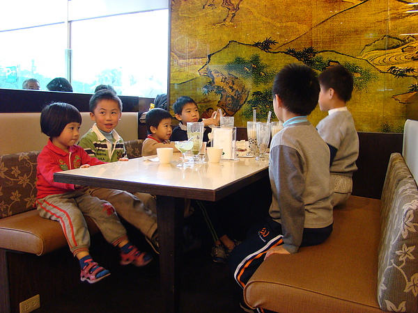 20110312喫茶趣一堆小孩.JPG