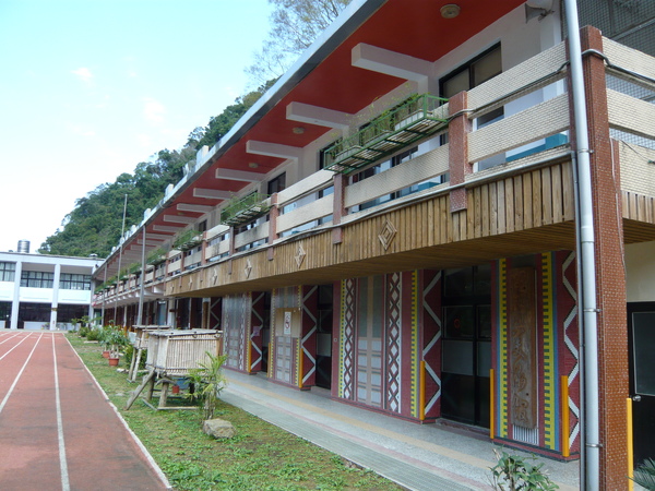 學校牆壁都有泰雅族的圖騰 學校牆壁都有泰雅族的圖騰