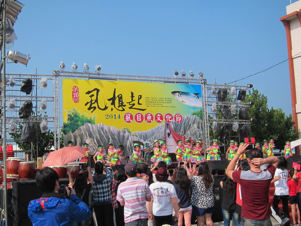 19熱鬧的小朋友表演.JPG 19熱鬧的小朋友表演.JPG