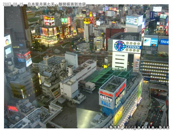 在新宿大樓上往下拍