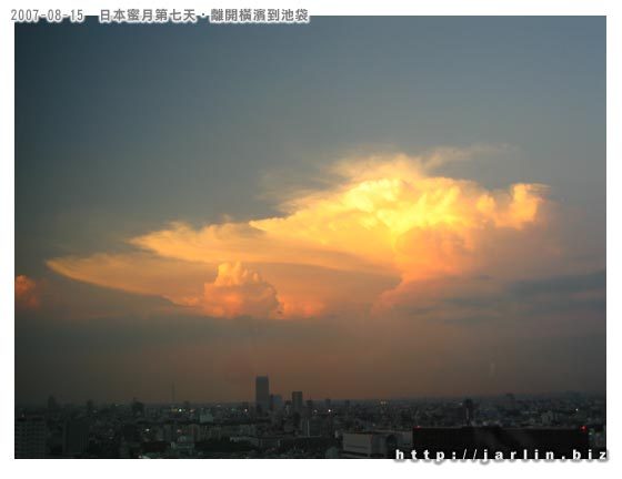 壯闊的雲跟塵世的喧擾,是一種對比