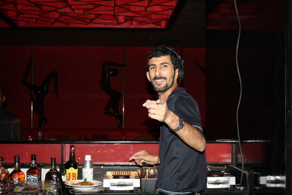 夜店的DJ,是個很好笑的人 夜店的DJ,是個很好笑的人