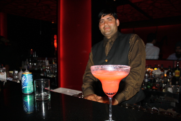 Bartender 幫我特調的Strawberry Margrrita...嗯,還是ichi的好喝呀 Bartender 幫我特調的Strawberry Margrrita...嗯,還是ichi的好喝呀