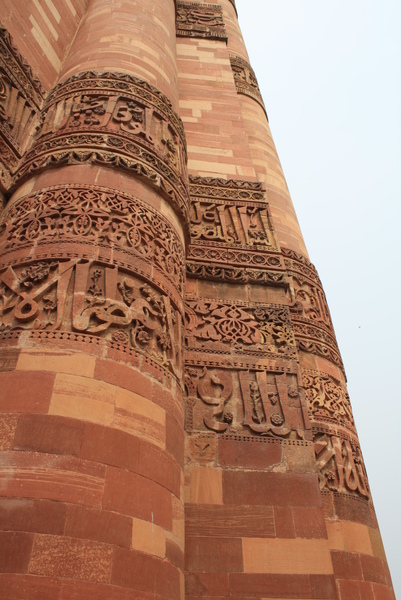 古塔上雕刻可蘭經文