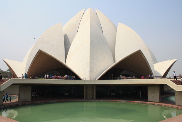 我的感覺像是合起來的雪梨歌劇院，"蓮花"花瓣全由白色大理石打造