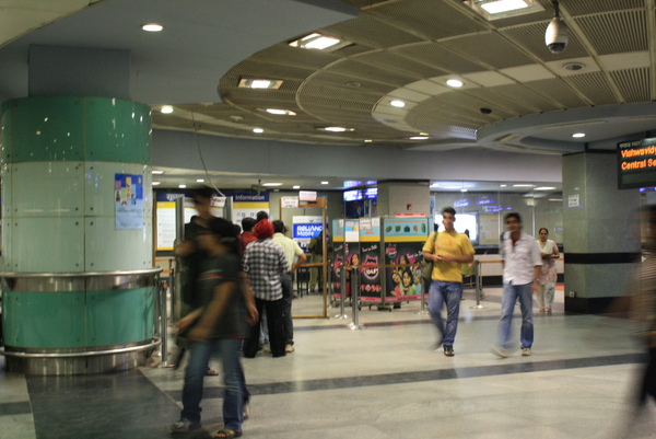 進入地鐵站都要通過安檢--搜身跟檢查包包