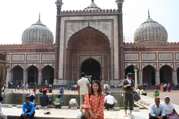 我必須要穿上長袍遮住我的"肉體"才可以進入