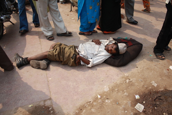 印度人真的很強，到處都可以躺，連人多到不行的市集之中都要小心不要踩到人