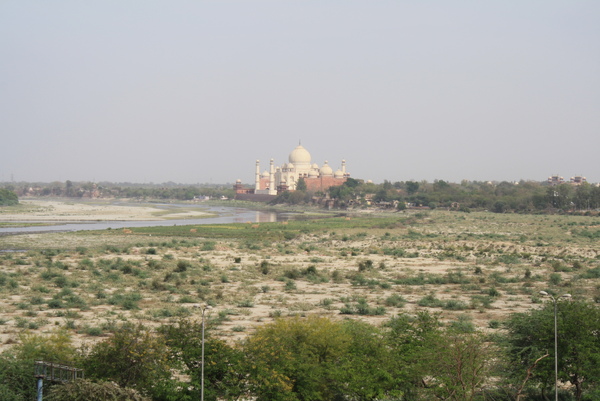 在阿格拉堡可以眺望河岸另一頭的泰姬瑪哈陵