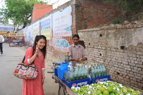 今天我大膽嘗試路邊飲料!一杯只要一盧比唷!