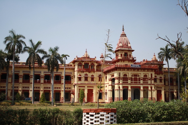 好漂亮的大學，建築蓋的像國會大樓