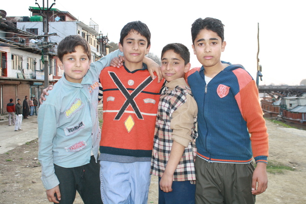 有禮貌的喀什米爾小孩 有禮貌的喀什米爾小孩