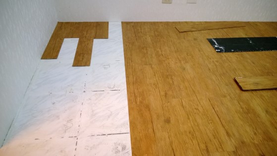 磁磚地板除膠前-1