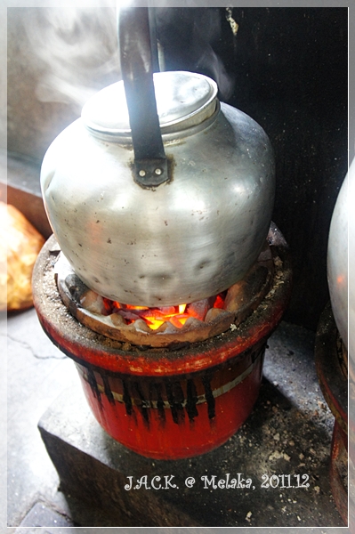 用碳火燒開水好古早喔!!